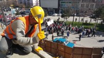 MAHMUT ARSLAN - İnşaat İşçileri 1 Mayıs'ta Da Görevlerinin Başında