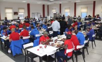 Karabüksporlu Futbolcular İşçilerle Bir Araya Geldi