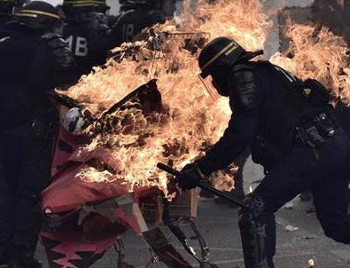 Paris 1 Mayıs'ta alev alev...