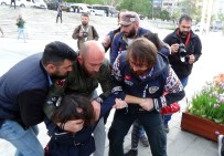 Taksim'de Pankart Açan İki Kadın Gözaltına Alındı