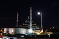 Berat Kandili'nde Ay Manzaralı Kocatepe Camii