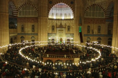 Berat Kandili Tüm Yurtta Huşu İçinde Eda Edildi