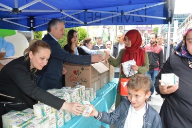 İzmit Belediyesi 4 Bin Paket Kandil Simidi Dağıttı