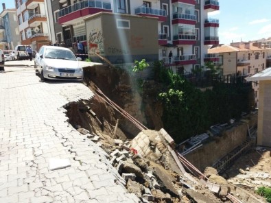 Kırıkkale'de Yol Çöktü, Araç Askıda Kaldı