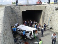 Otomobille Çarpışan Minibüs Köprüden Uçtu Açıklaması 1 Ölü, 1 Yaralı