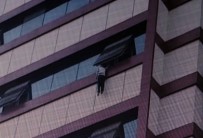 Pencerede Asılı Kalan Çocuk Ölümden Döndü