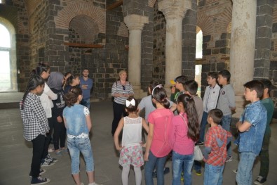 Suriyeli Çocuklar Tarihi Mekanları Gezdi