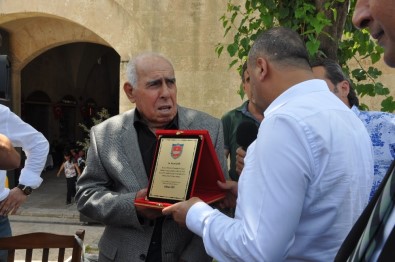 60 Yıllık Şoförsün' Dediler Plaket Ve Hediye Verdiler