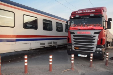 Akhisar'da Tren Hemzemin Geçitte Tıra Çarptı