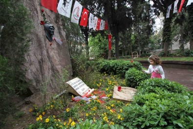 Anıtkabir'den Zübeyde Hanım'ın Mezarına Çiçekler Geliyor