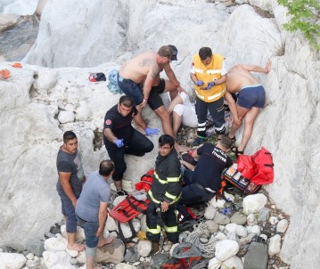 Antalya'da Rus Uyruklu Anne Oğul Elektrikli Bisikletle Uçuruma Yuvarlandı