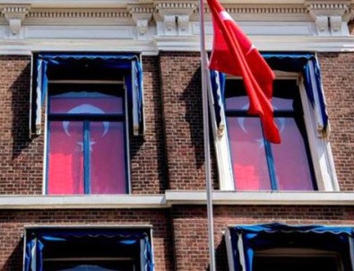 Hollanda'da Türk bayrakları asıldı