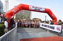 KÜÇÜKYALı - İzmir'de 19 Mayıs'a Özel Koşu