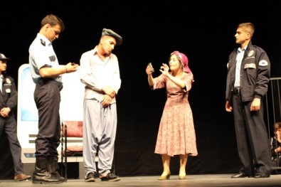 Lise Öğrencilerinden Muhteşem Tiyatro Gösterisi