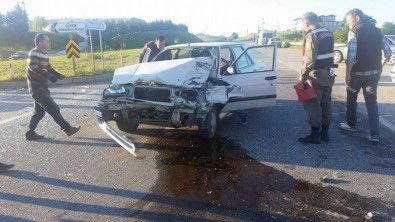 Sakarya'da Otomobil İle Traktör Çarpıştı Açıklaması 4 Yaralı