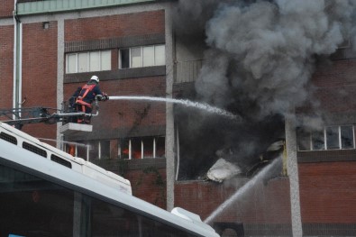 Trabzon'da Mobilya Fabrikasında Sabah Saatlerinde Çıkan Yangın Sürüyor