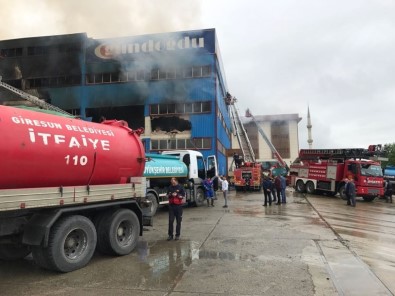 Trabzon'da Mobilya Fabrikasındaki Yangın 5,5 Saattir Sürüyor