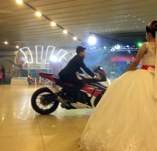 Damat Düğün Salonuna Tutkunu Olduğu Motosikletle Girdi