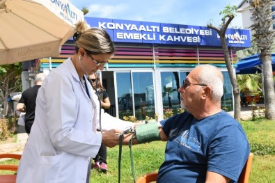 Emekli Kahvesi'nde Tansiyon Ölçümü