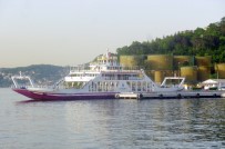 İSTINYE - Geri Manevra Yapan Arabalı Vapur, Tekneye Çarptı