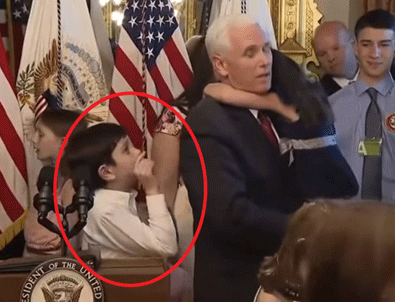 Küçük çocuk, ABD Başkan Yardımcısı'na zorla özür diletti