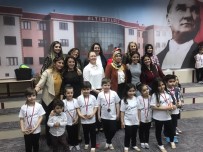 ALTıNYıLDıZ - Minik Çocuğun Ay Yıldız Sevgisi