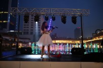 Minikler Kendi Elleriyle Topladıkları Çiçekleri Annelerine Verecek