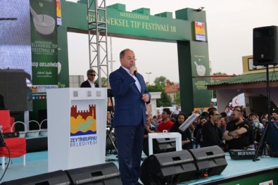 Bakan Akdağ, Merkezefendi Geleneksel Tıp Festivali'nde Mesir Macunu Dağıttı