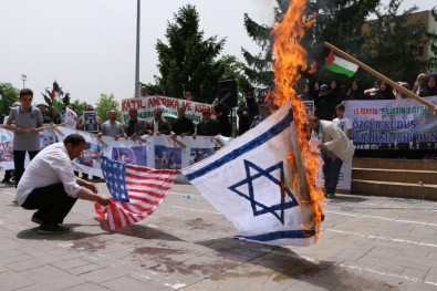 İsrail'i Protesto Edip Bayrak Yaktılar