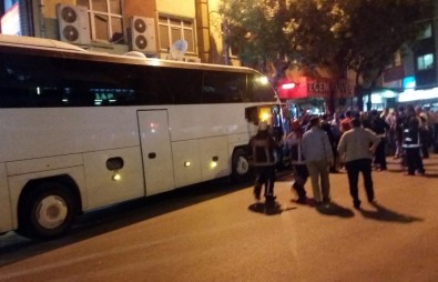 Kontrolden Çıkan Tur Otobüsü Park Halindeki Araçlara Çarptı Açıklaması 1 Yaralı