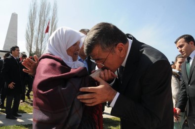 Niğde Belediye Başkanı Faruk Akdoğan Anneler Günü'nü Kutladı