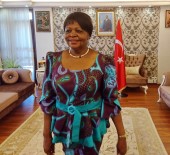 DEFİLE - 69 Yaşındaki Sefire Gençlere Taş Çıkarttı