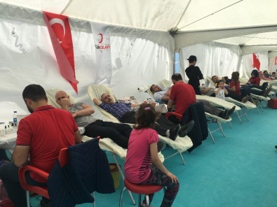 Kan Bağışı Festivalinde Vatandaşlar Kan Vermek İçin Seferber Oldu