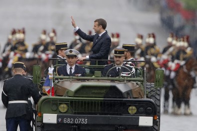 Macron halkı selamladı