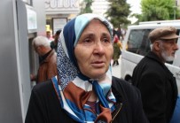 HAREKAT POLİSİ - ATM'den Para Çekmek İçin Yardım İsteyen Yaşlı Kadını Dolandırdılar