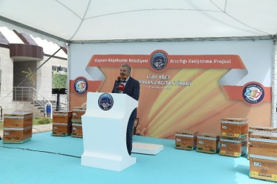 Başkan Çelik, Sarız'da Bin 500 Kovan Arıyı Üreticilere Teslim Etti