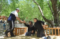 GELENBE - Başkan Erol, Yürüyüş Sonunda Karanfil Dağıttı