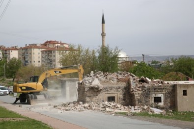Kazımkarabekir'de Mahalle Halkı Geri Dönüşüm İçin Evlerini Kendileri Yıkıyor