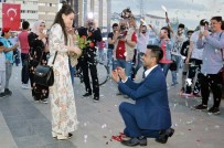 KIRMIZI HALI - Kırıkkaleli Gençten Meydanda Evlilik Teklifi