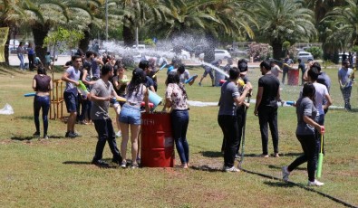 Öğrenciler Su Savaşıyla Stres Attı
