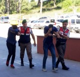DENETİMLİ SERBESTLİK YASASI - Turistin Boynundan Kolyesini Çalan 2 Kişi Gözaltına Alındı