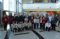 SALIH KESER - Vali Çelik, Öğrencilerin Resim Sergisini Gezdi