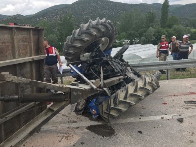 Amasya'da Traktör İle Minibüs Çarpıştı Açıklaması 1 Ölü, 3 Yaralı