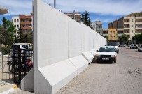KAYYUM - Belediye Binasının Etrafı Güvenlik Duvarıyla Çevrildi