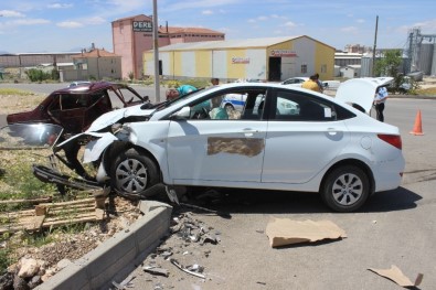 Karaman'da 2 Otomobil Çarpıştı Açıklaması 3 Yaralı