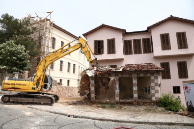 'Ucube' Bina İzmir Marşı İle Yıkıldı