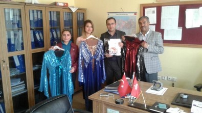 AK Parti İlçe Başkanı Çevik'ten Folklor Ekine Kıyafet Desteği