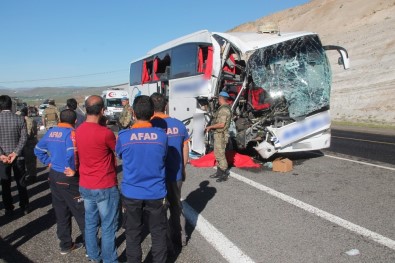 Elazığ'da otobüs tıra çarptı: 2 ölü, 30 yaralı