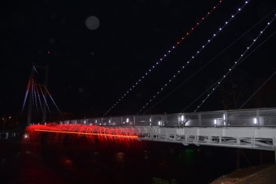 Manavgat'ta Işık Ve Su Danslı Yaya Köprüsü