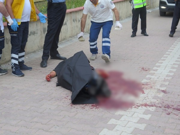 Boşanmak aşamasındaki eşini başka erkekle yakalayınca dehşet saçtı!